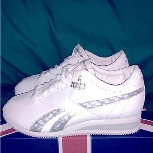 Authentic Vintage NWT Reebok Classic Size 6.5 Youth